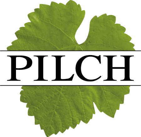 Weingut-Pilch-Logo: Olivgrünes Weinblatt mit Schriftzug Pilch davor