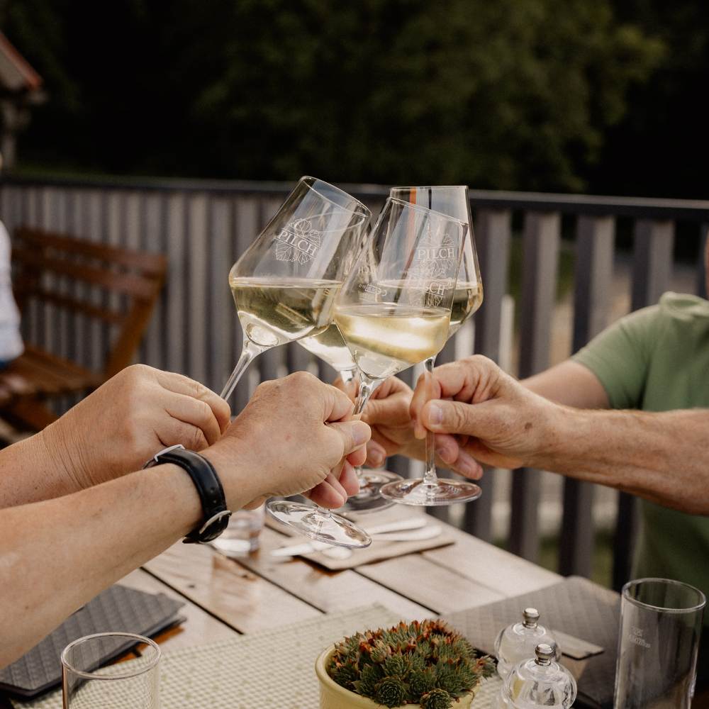 Weingut Pilch anstoßen Weißwein