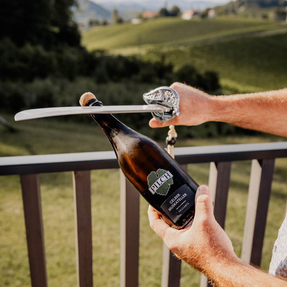 Weingut Pilch Weinflasche Moodfoto Frizzante Gelber Muskateller