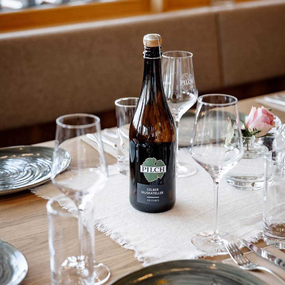 Weingut Pilch Weinflasche Moodfoto Frizzante Gelber Muskateller