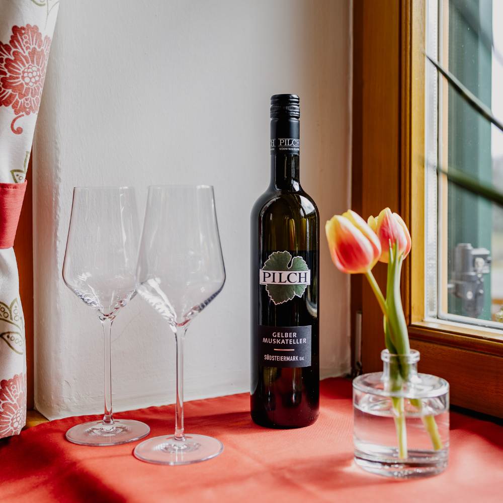 Weingut Pilch Weinflasche Moodfoto Gelber Muskateller