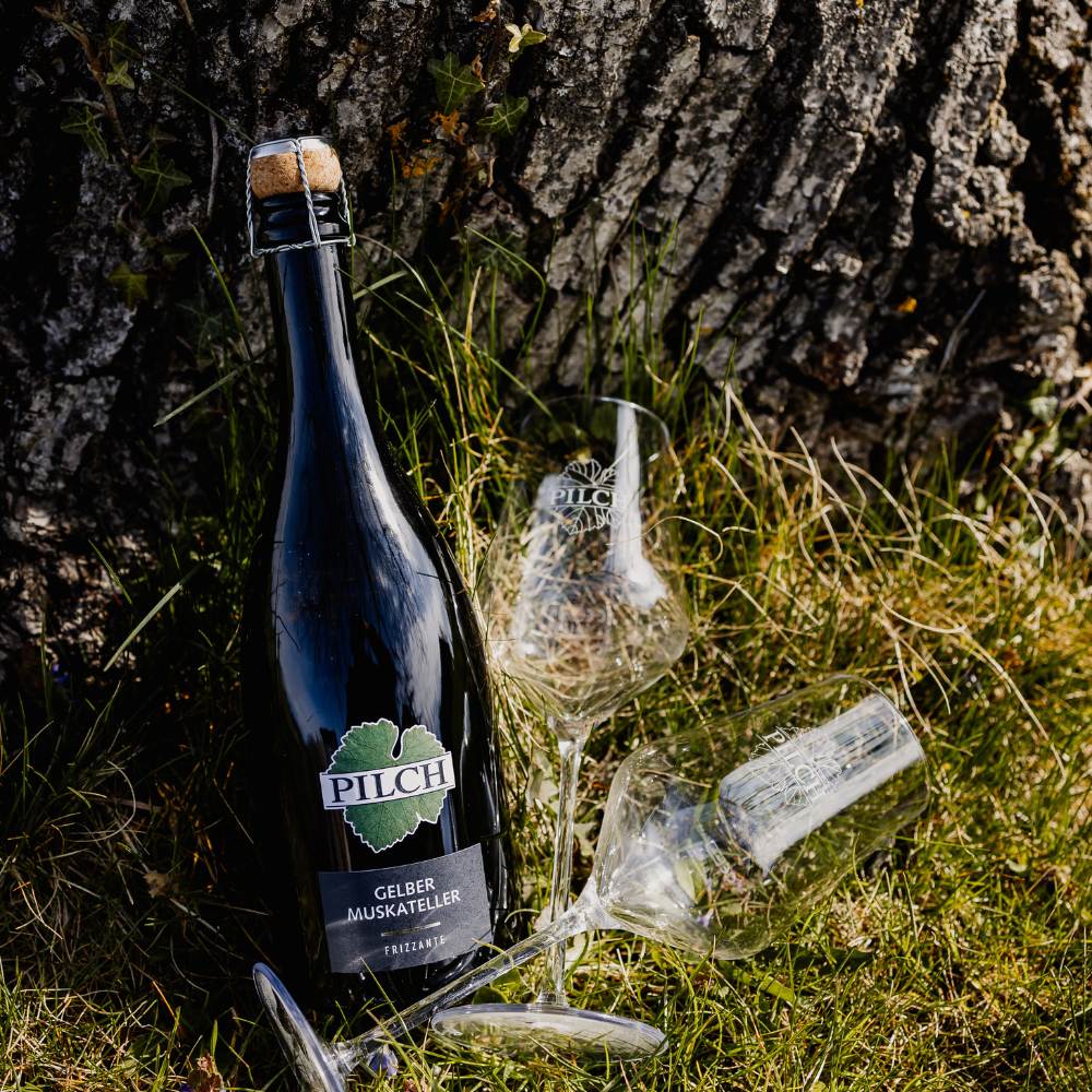 Weingut Pilch Weinflasche Moodfoto Frizzante Gelber Muskateller